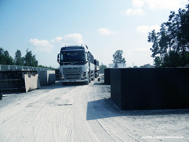 Transport szamb betonowych  w Wyrzysku
